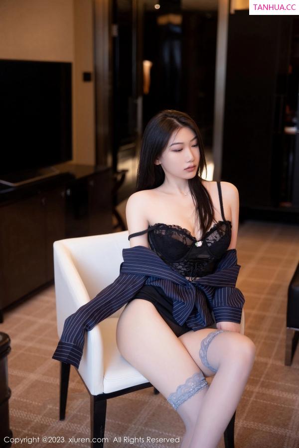   [XiuRen]高清写真图 2023.03.15 No.6418 李佳芮Cherie 短裙美腿第20张图片